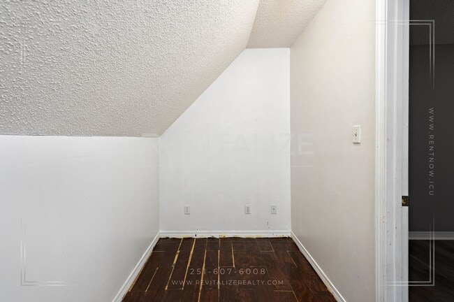 Building Photo - Creole Style 3 Bed 2.5 Bath Home on Oversized Lot