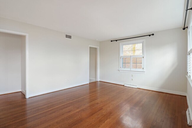 Building Photo - Dreamy 4 Bed, 2 Bath Cape Cod in Sauer's Garden Available Now!