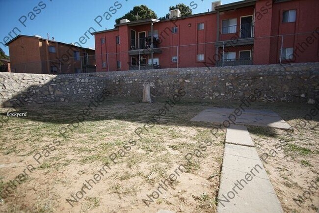 Building Photo - 2 Bedroom Duplex with Yard!