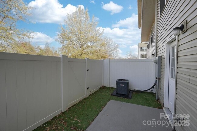 Building Photo - 808 Renee Ave