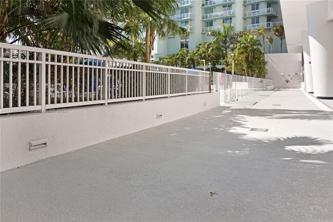 Building Photo - 1800 N Bayshore Dr