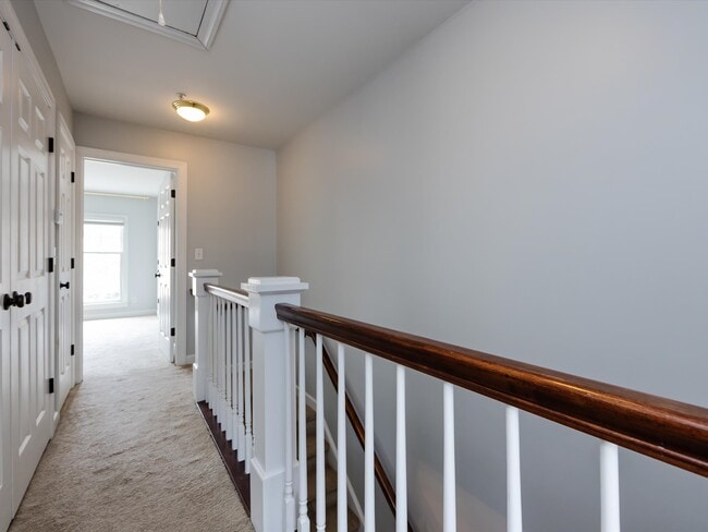 Building Photo - 4936 S Hill View Dr