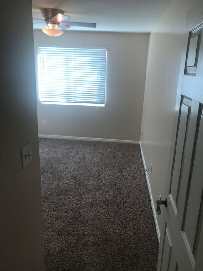 Building Photo - 4 bedroom, 2 bathroom home located near Stine Rd/ McKee Rd.