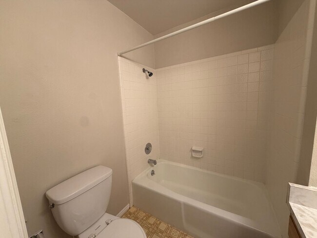 Building Photo - DARLING TWO BEDROOM FOR RENT!