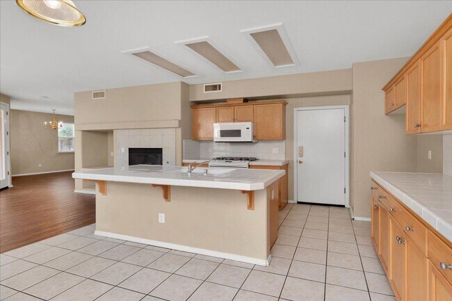 Building Photo - Spacious 4 Bedroom Home in North Clovis Gated Community