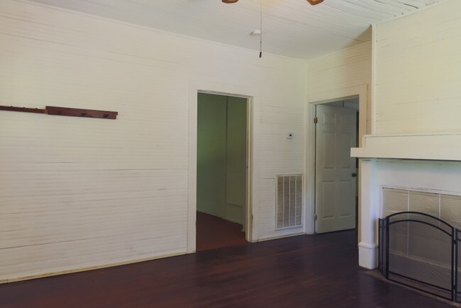 Building Photo - Charming Country home off the beaten path.