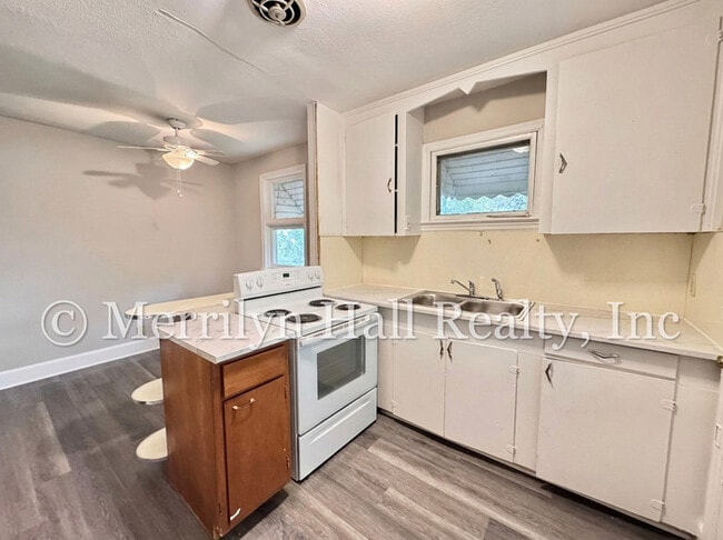 Building Photo - Freshly Updated 2BR Bungalow | New LVP Floors | Fenced Yard | Quiet Street