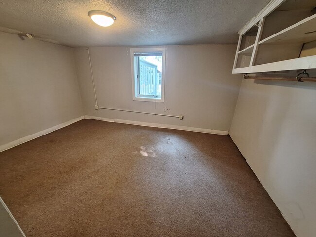 Building Photo - AVAILABLE June 1st - 6 Bedroom, 2 Bath House with Garage $200 Off First Months Rent!
