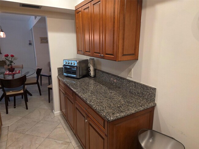 Building Photo - 959 SE 2nd Ave