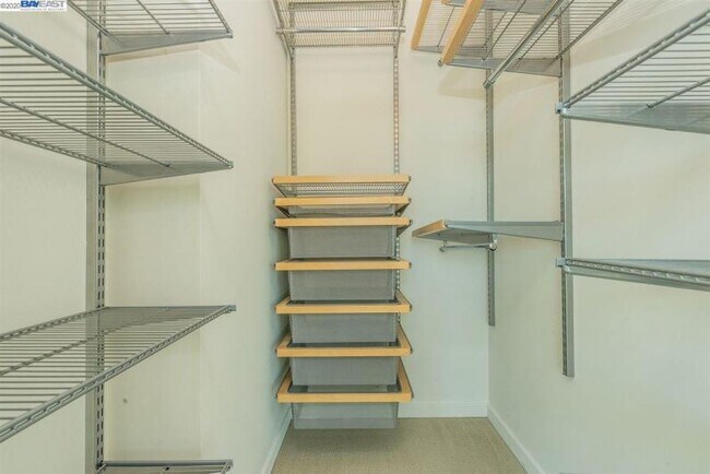 Building Photo - Penthouse loft with a private rooftop patio