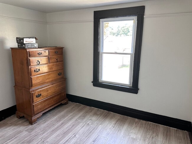 Building Photo - 4 bedroom, House