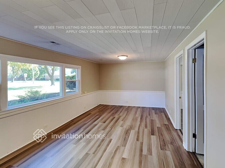 Building Photo - 404 S Crestwood Ln