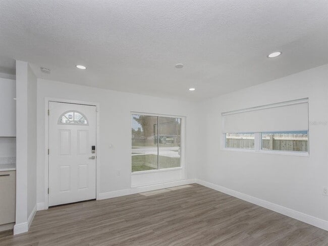 Building Photo - 2806 Bonneville Dr