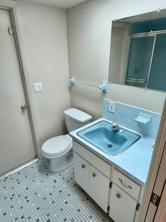Building Photo - Beautiful Palm Harbor 2/2 Located on Peace...