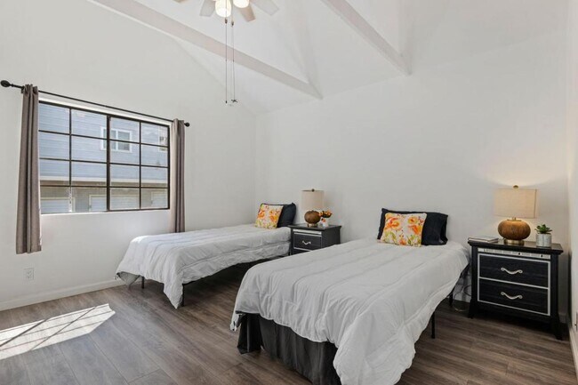 Building Photo - 325 Ladera St