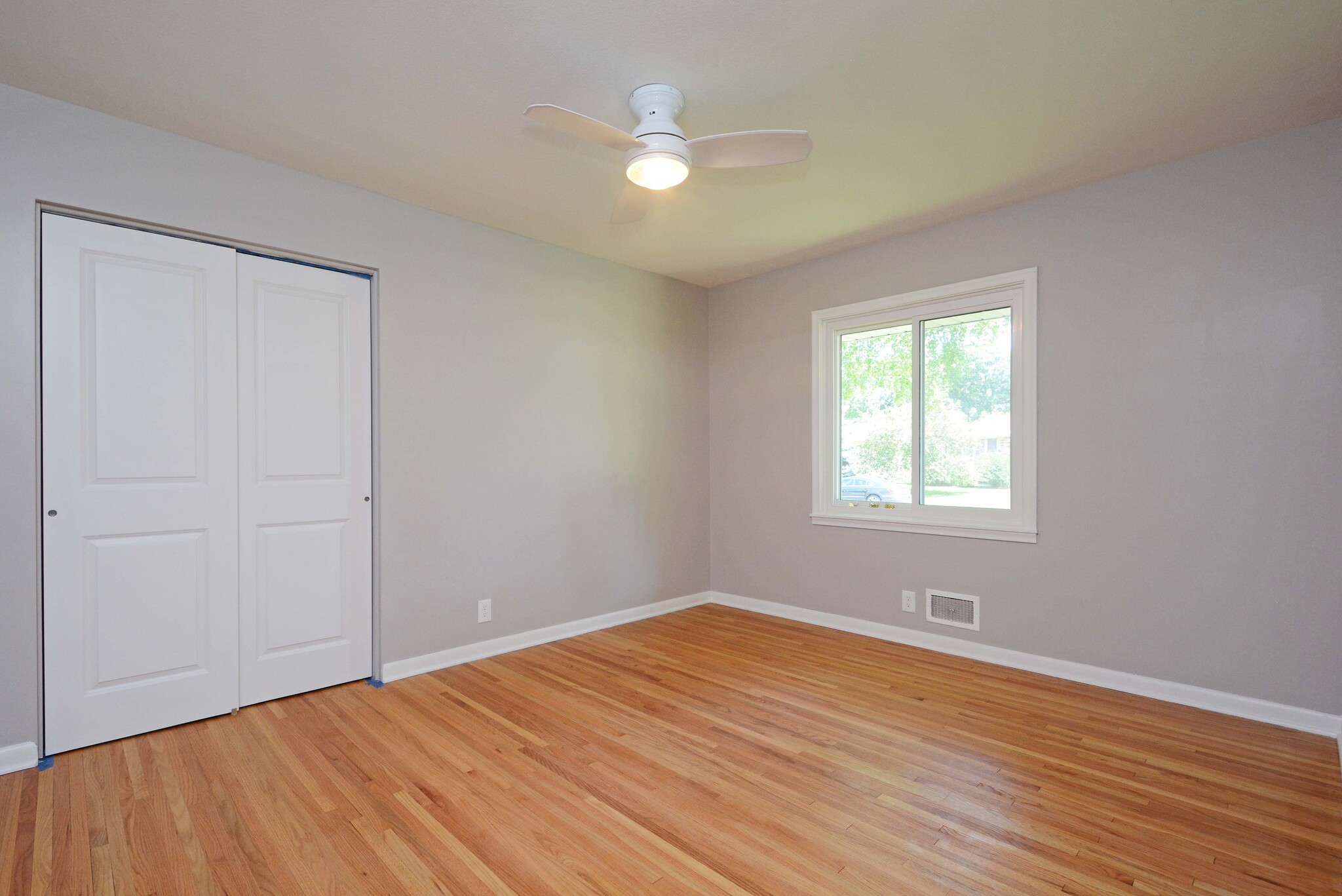 Main floor front bedroom - 5206 Grandview Ln