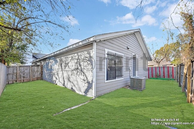 Building Photo - 3226 Navaro St