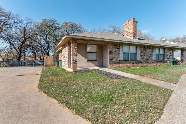 Building Photo - Stylish Half-Duplex in Arlington