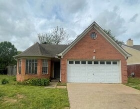 Building Photo - Plum Point Village home!