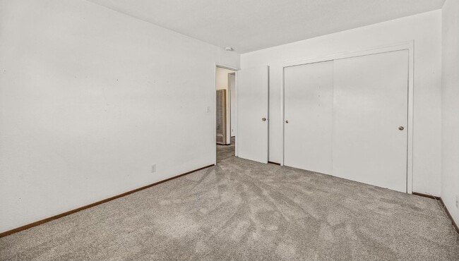 Building Photo - Spacious 2 bedroom 1 bathroom in the beaut...