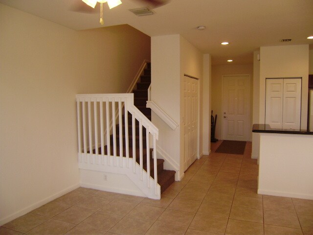 Building Photo - 2026 Nassau Dr