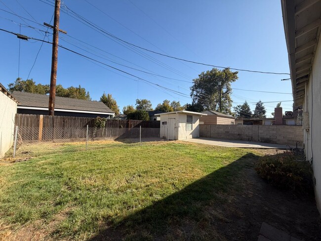 Building Photo - 1060 E Tulare Ave