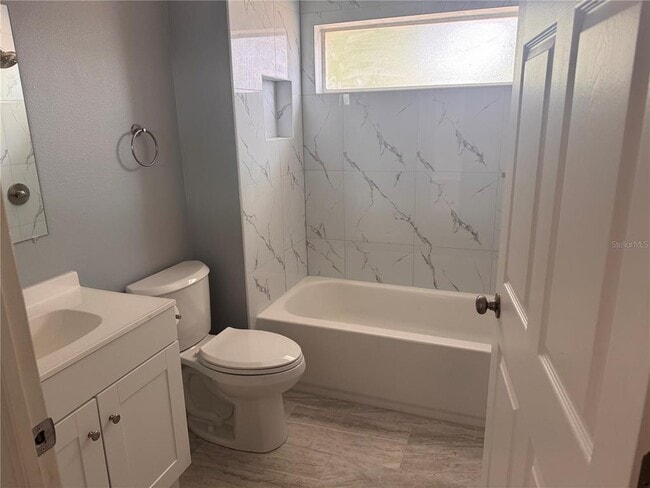 Building Photo - 1125 E Rohe St