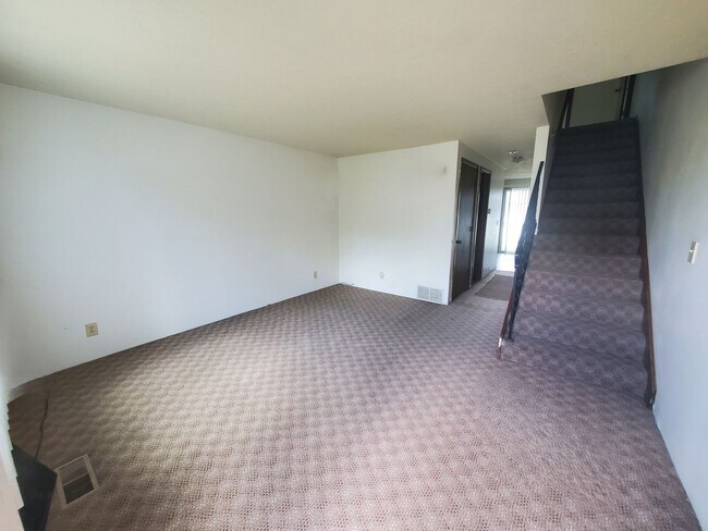 Building Photo - 612.5 Thomas Dr