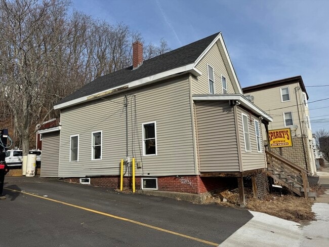 Building Photo - 255 River St