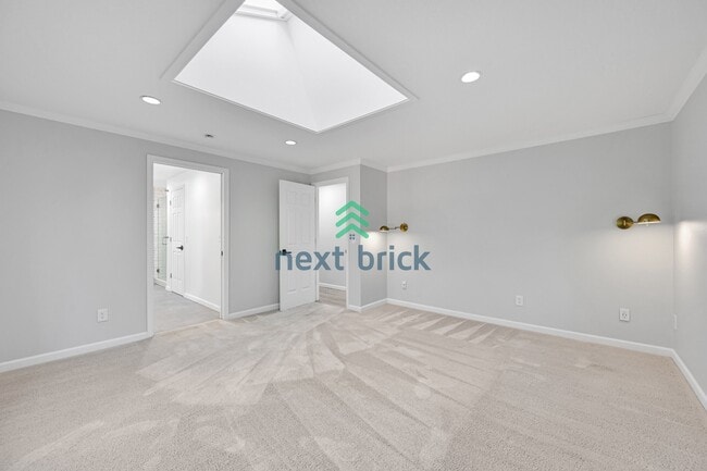Building Photo - Stunning 5-Bedroom Home in Bellevue’s Top School District!