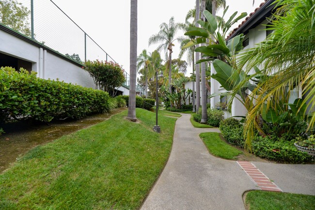Building Photo - Fully Remodeled unit in the beautiful gate...