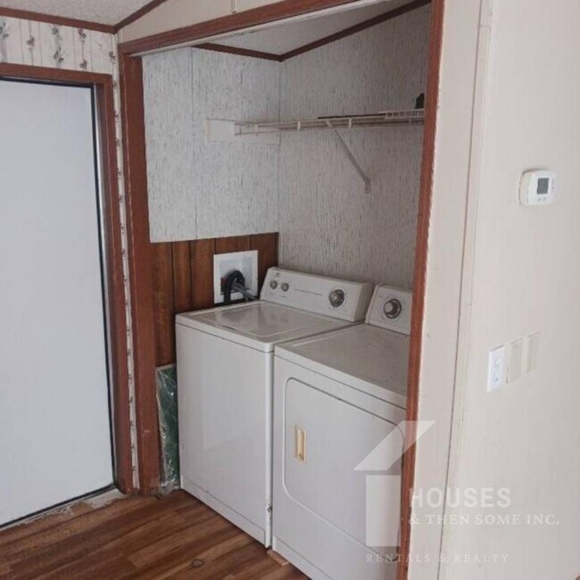 Building Photo - 108 Smiley Dr