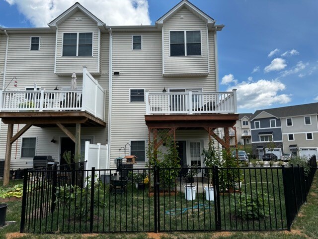 End Unit SW side w/large fenced yard - 1373 Palomino Trl