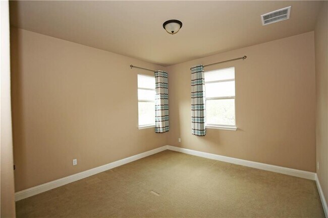 Building Photo - 400 Cheyenne Ln