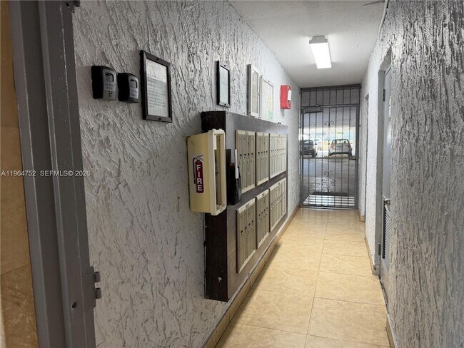 Building Photo - 13685 NE 10th Ave