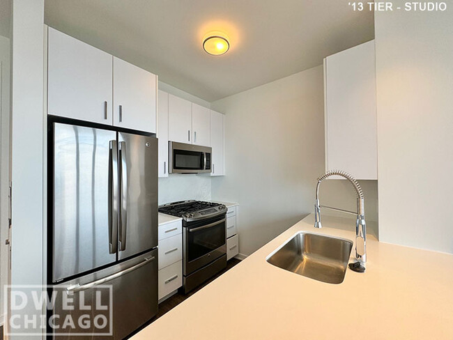 Building Photo - 1200 N La Salle Dr