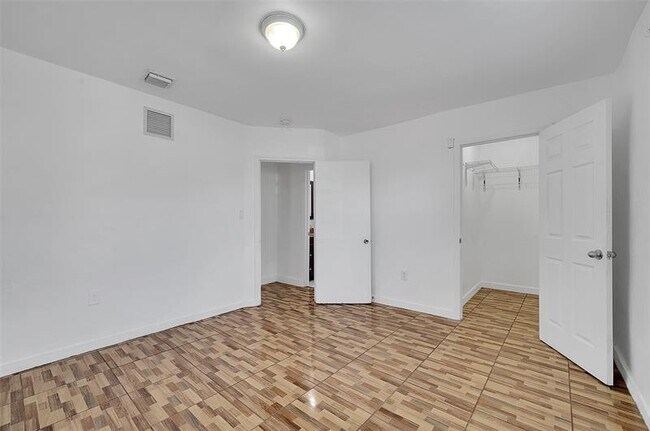 Building Photo - 1646 NE 150th St