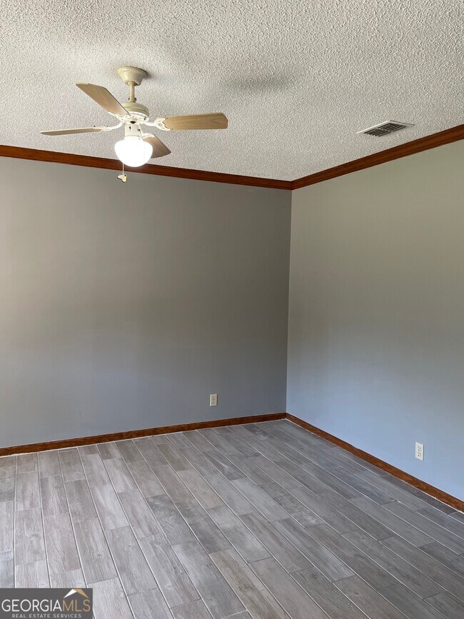 Building Photo - 211 N Woodvalley Dr