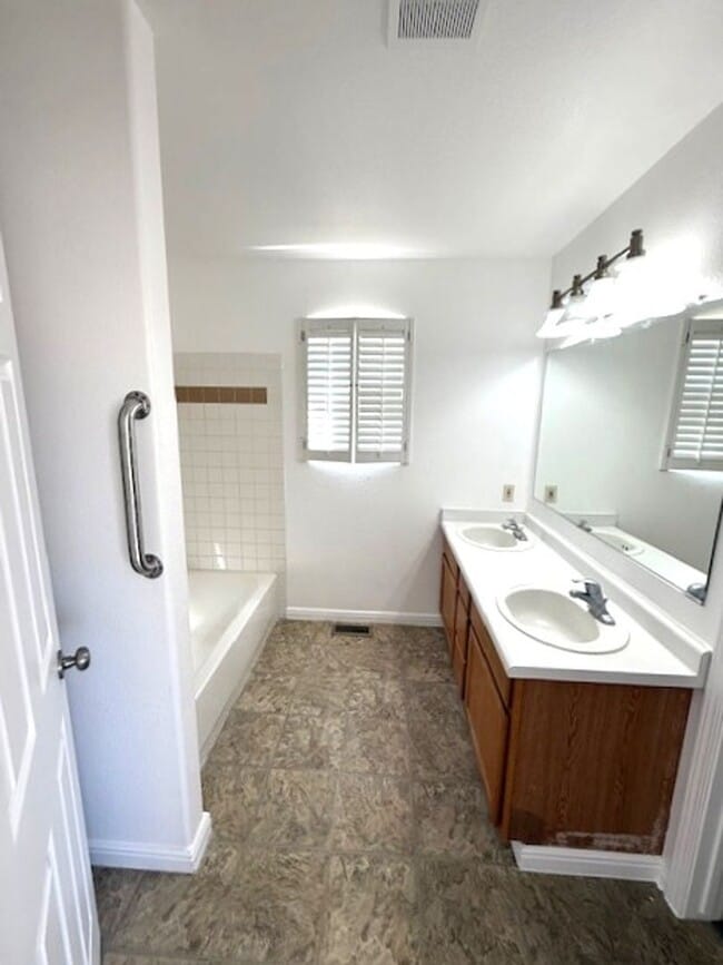 Building Photo - 3 bedroom house in Spring Creek with garage