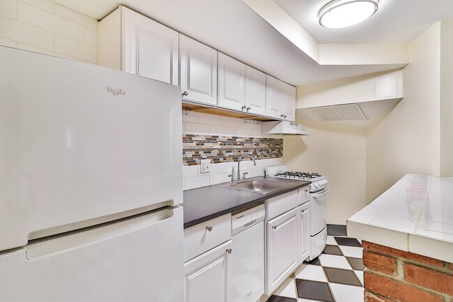 Building Photo - 821 North Carolina Ave SE