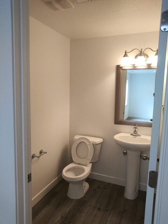 Building Photo - STUNNING 3 bed 2.5 bath Pet Friendly town ...
