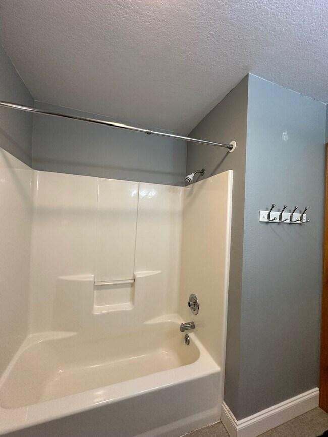 Building Photo - Lovely 3 Bedroom 2 Bath home in great location