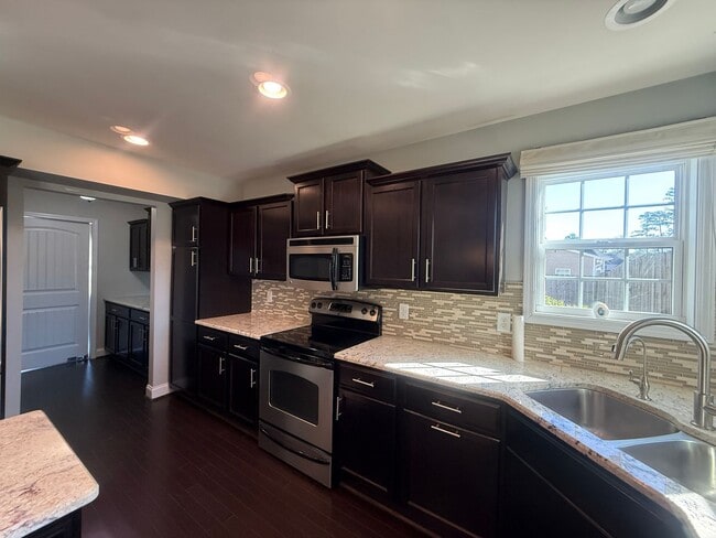 Building Photo - Amazing home with custom touches and in-ground pool