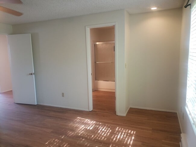 Building Photo - Spacious Townhouse with Two Car Garage!