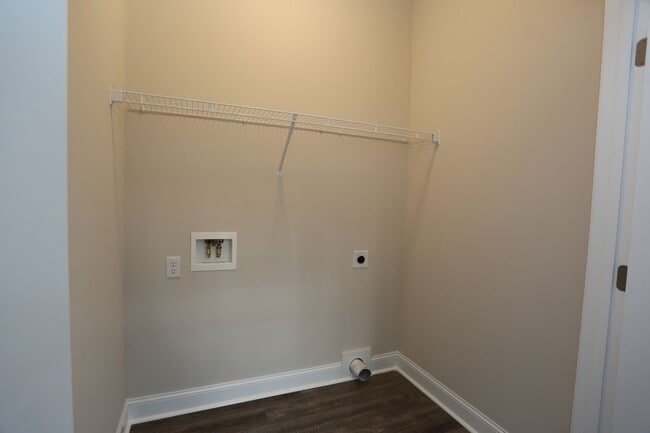 Building Photo - 4 Bedroom Brick House Available TODAY!