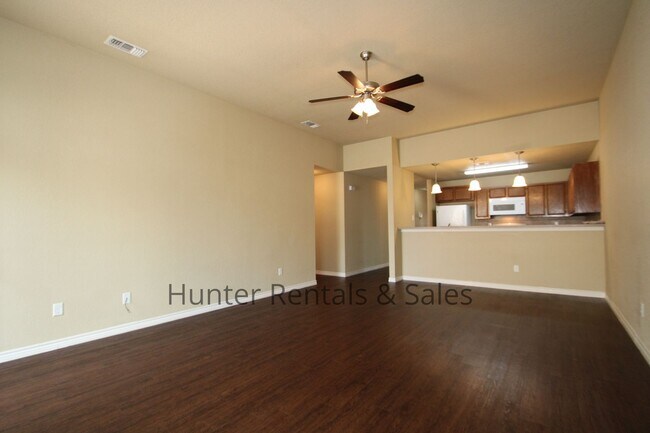 Building Photo - Spacious Duplex