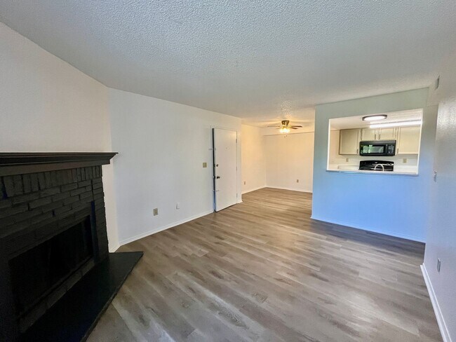 Building Photo - 2 bed 1 bath on 2nd floor in unit washer/d...