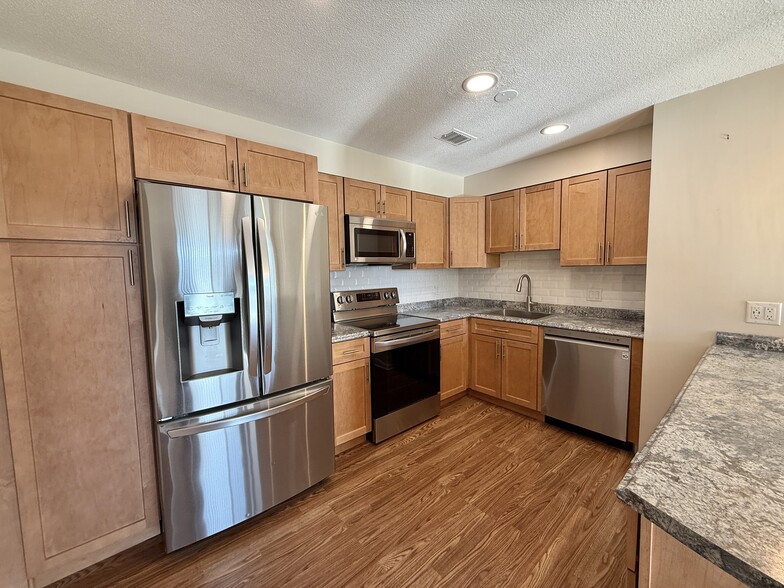 Building Photo - 1006 Paradise Rd