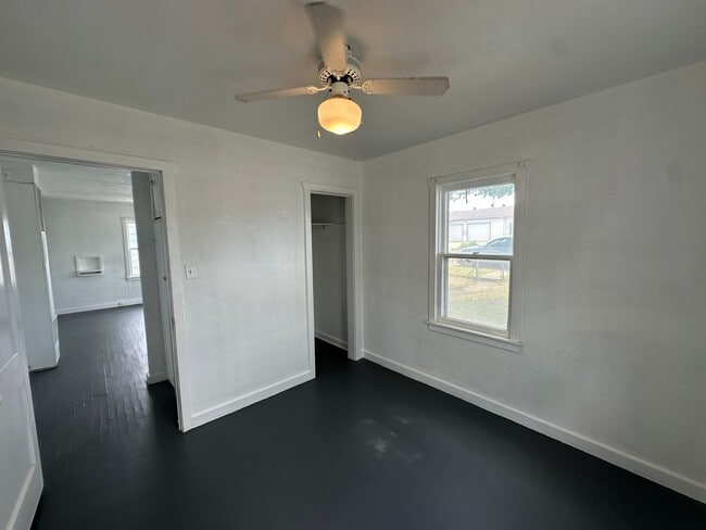 Building Photo - Spacious 2 bed with 2 car garage