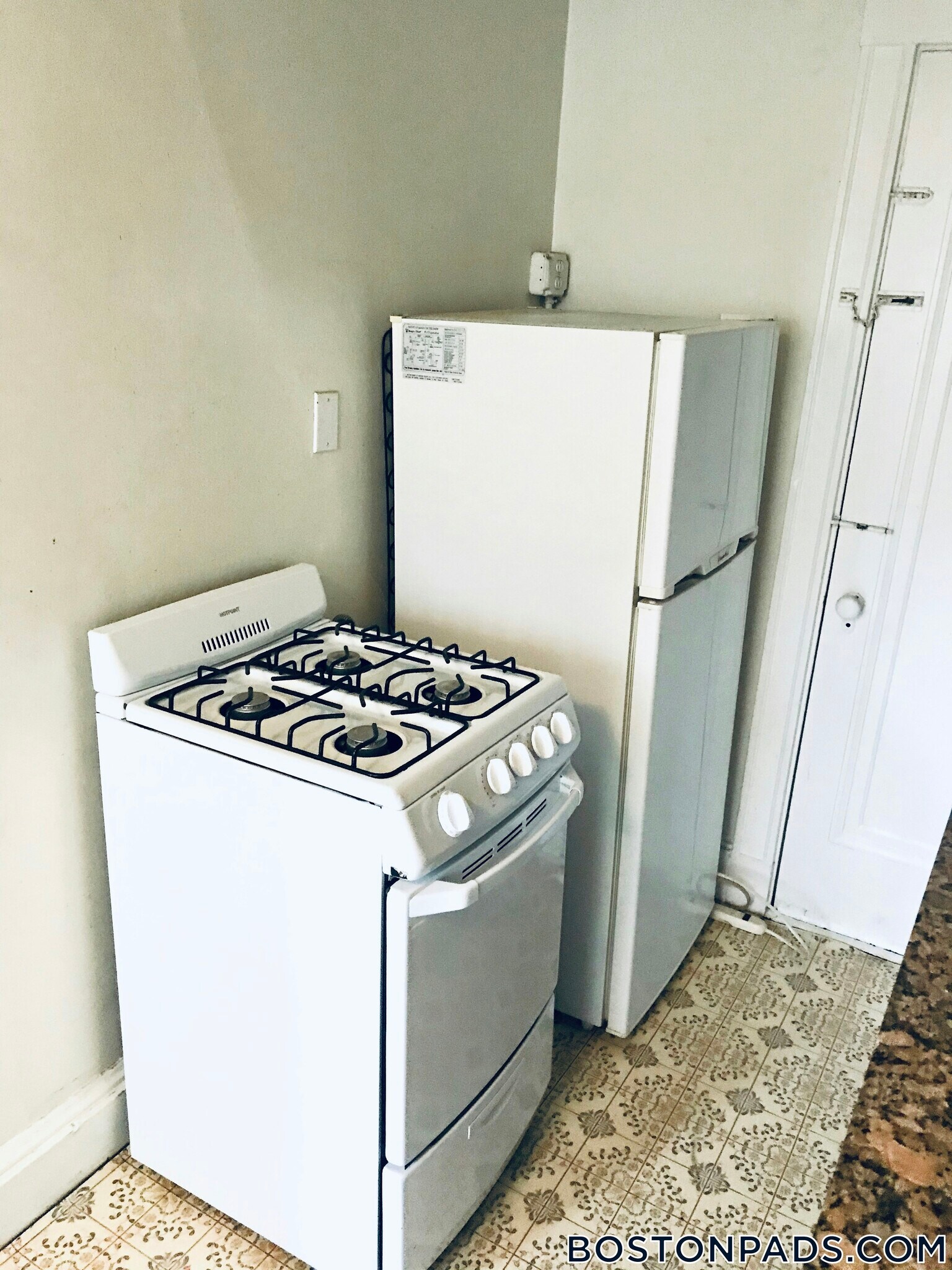 Building Photo - 53 Fellsway W